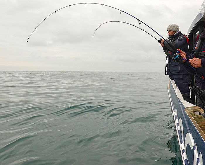 Pêcheurs en action sur le côté du bateau