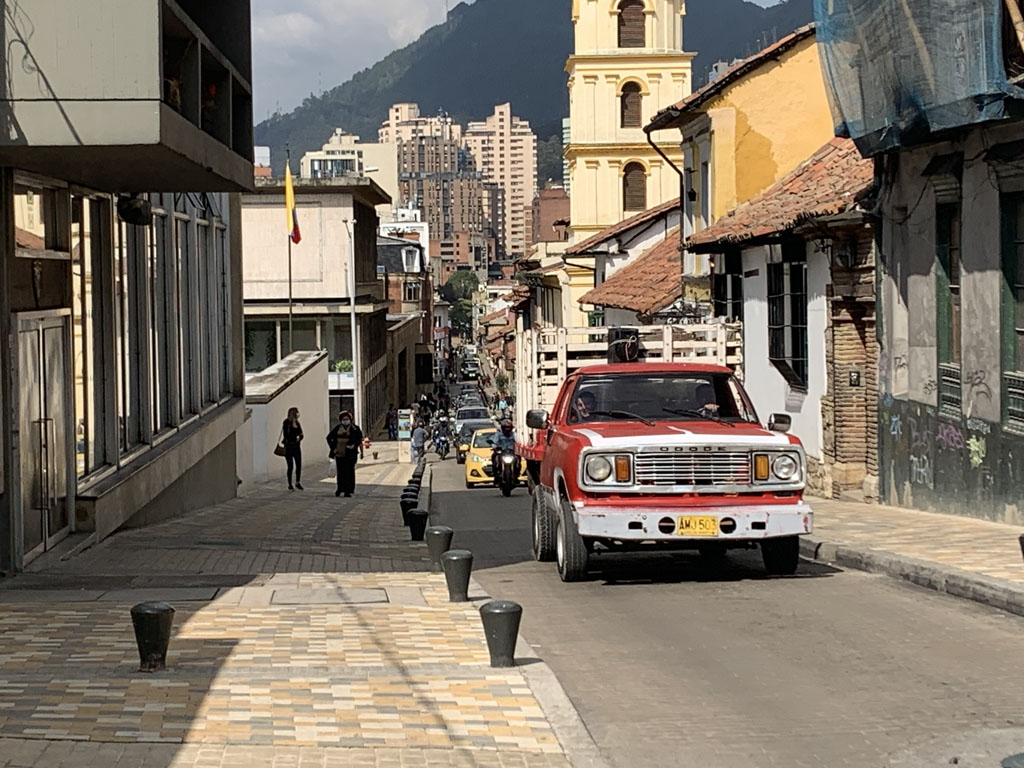 file de voitures dans une rue de Bogota