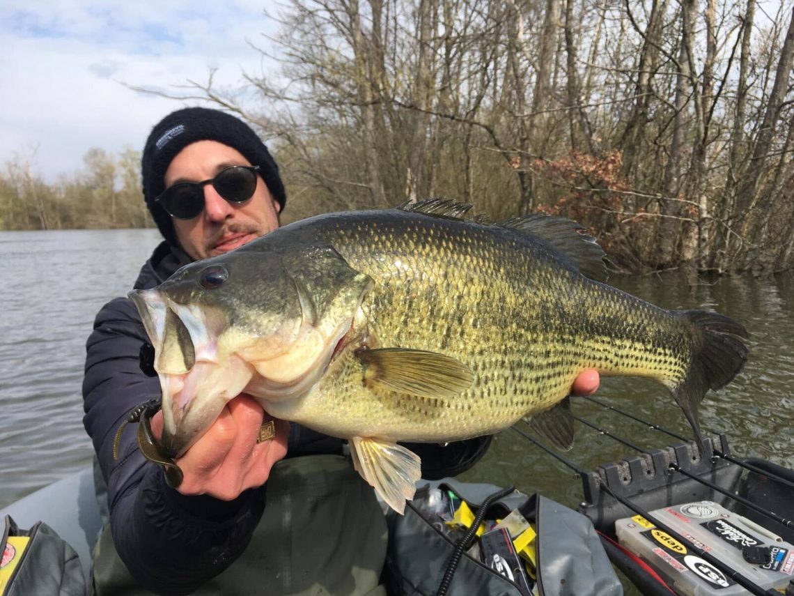 poisson tenu à la main par un pêcheur