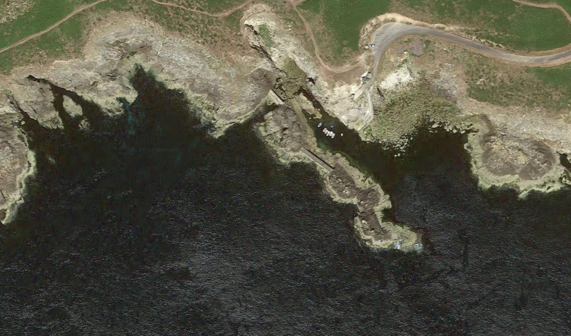 Google earth quand à lui permet d'observer les changements significatifs de découpe de la berge. Les pointes rocheuses sont souvent des zones de passage à exploiter.
