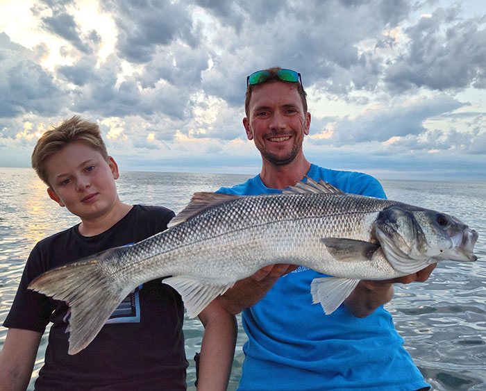 Le plus gros bar pris au jerkbait par mon fils aîné