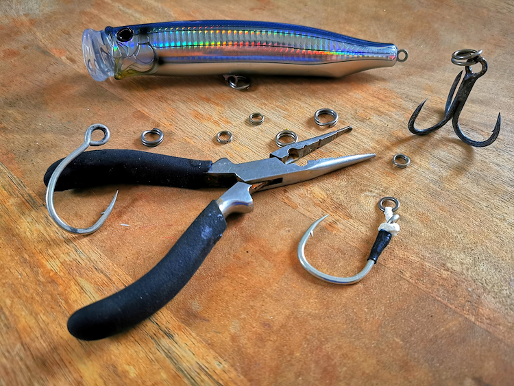 Kit d'accessoires de pêche, comprenant des hameçons circulaires, des  hameçons triples, des plombs, roulement à billes émerillons, des  glissières, des anneaux fe…
