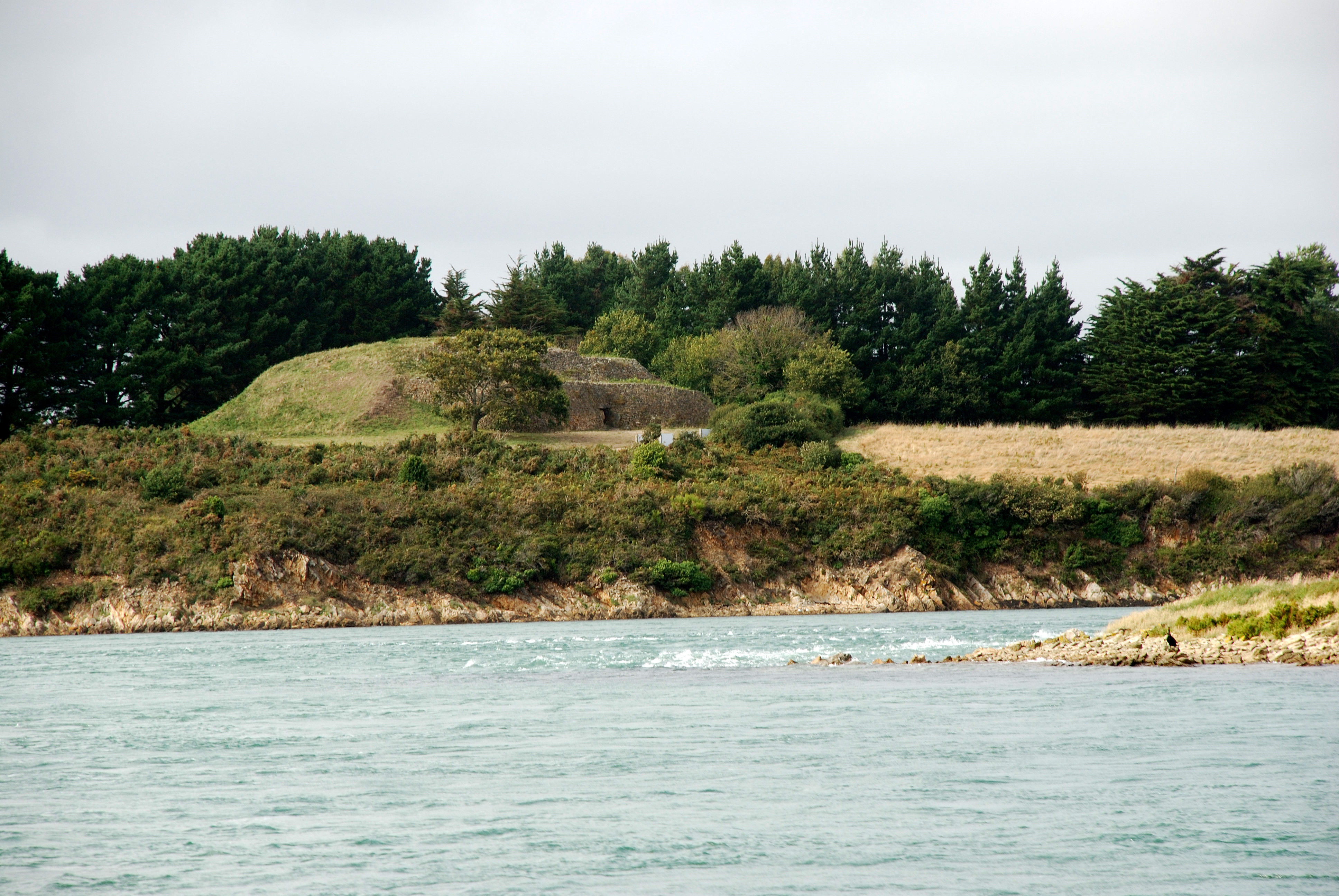 Le Golfe du Morbihan possède de nombreux sites mégalithiques comme ici le Cairn de Gavrinis.