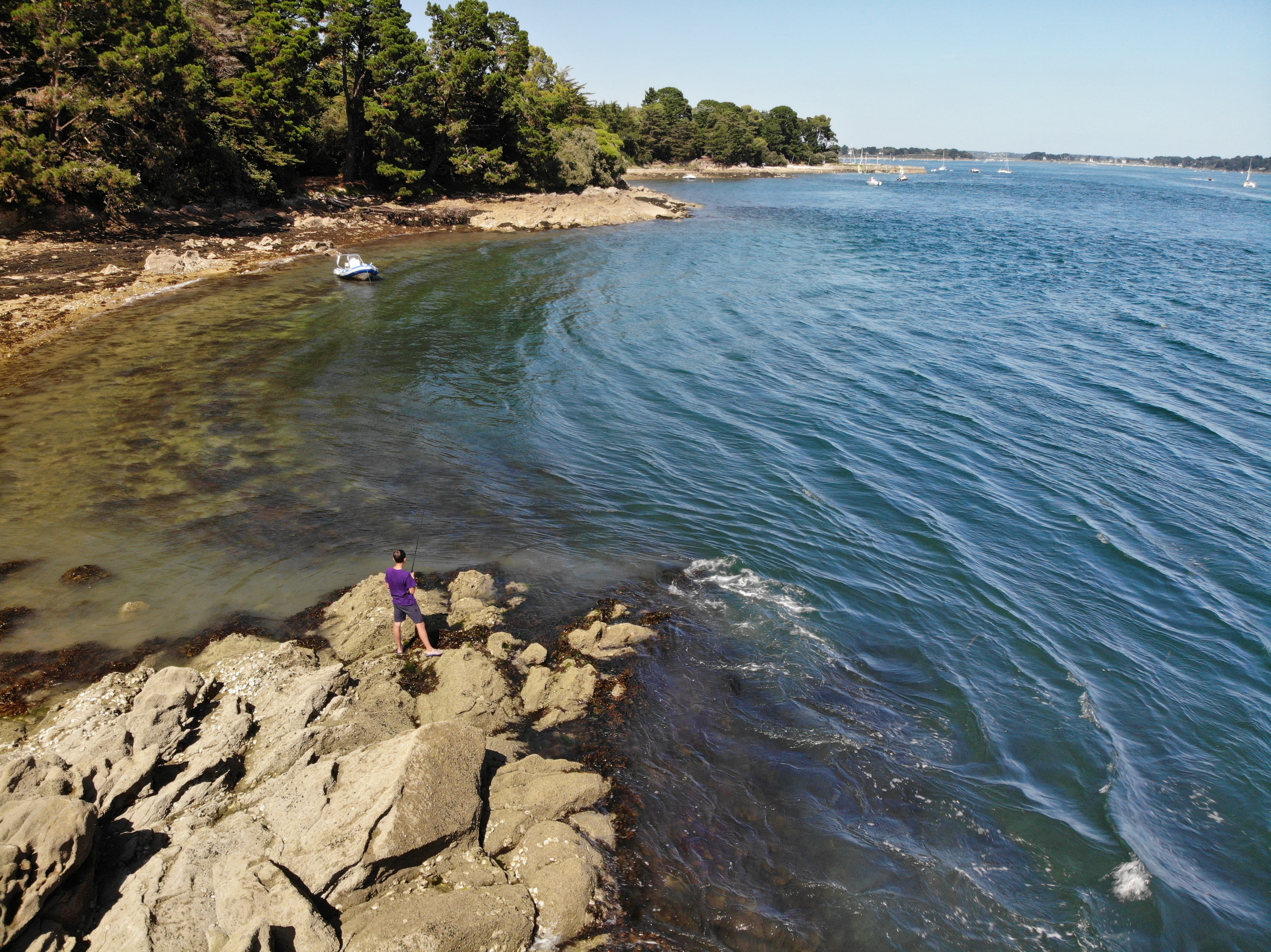 Les accès et les spots pour pêcher du bord sont nombreux sur les 180km de sentiers côtiers.