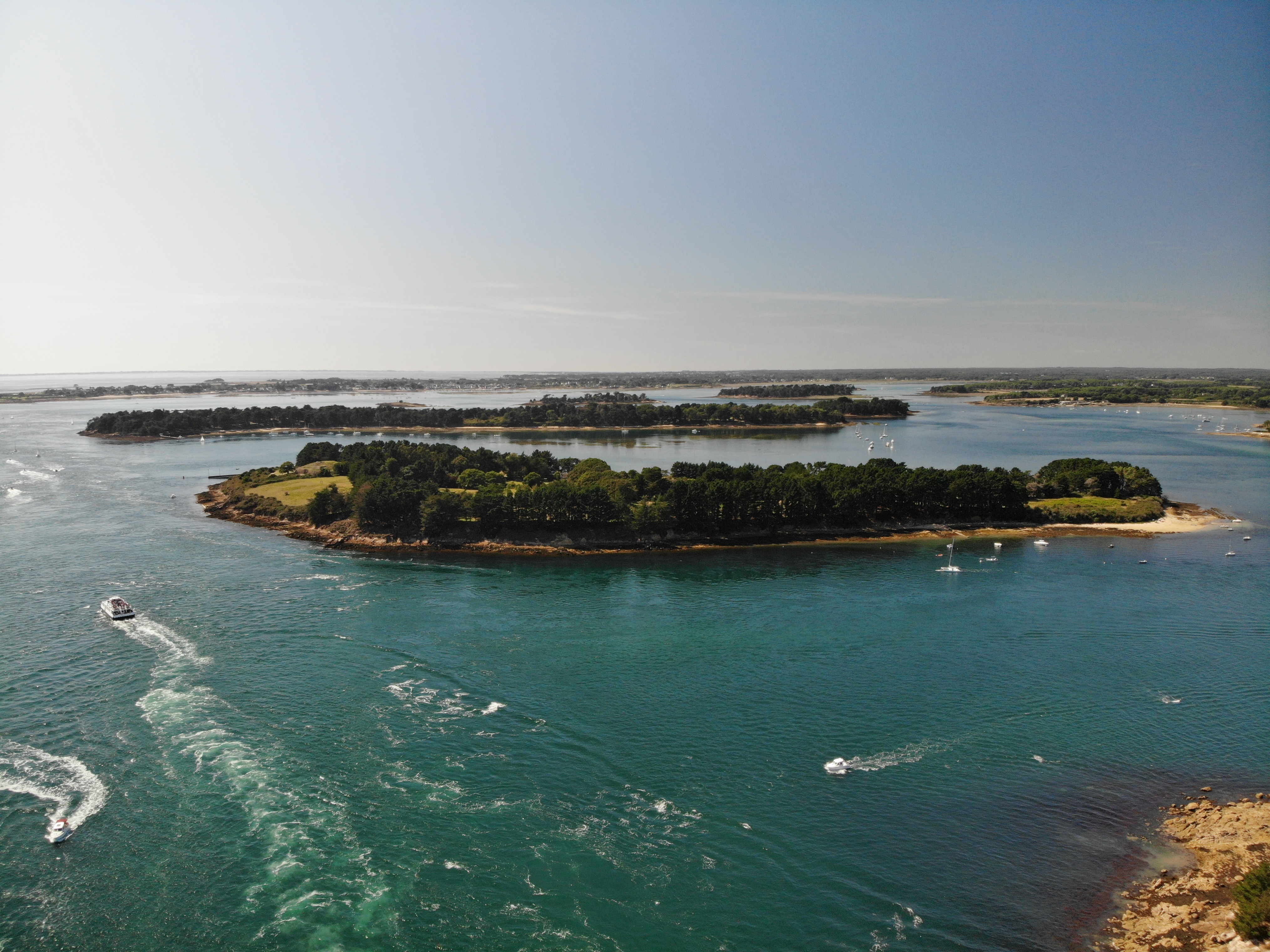 Avec ces nombreuses îles et son profil particulier, le Golfe du Morbihan peut être pêché en bateau quelques soient les conditions météorologiques.