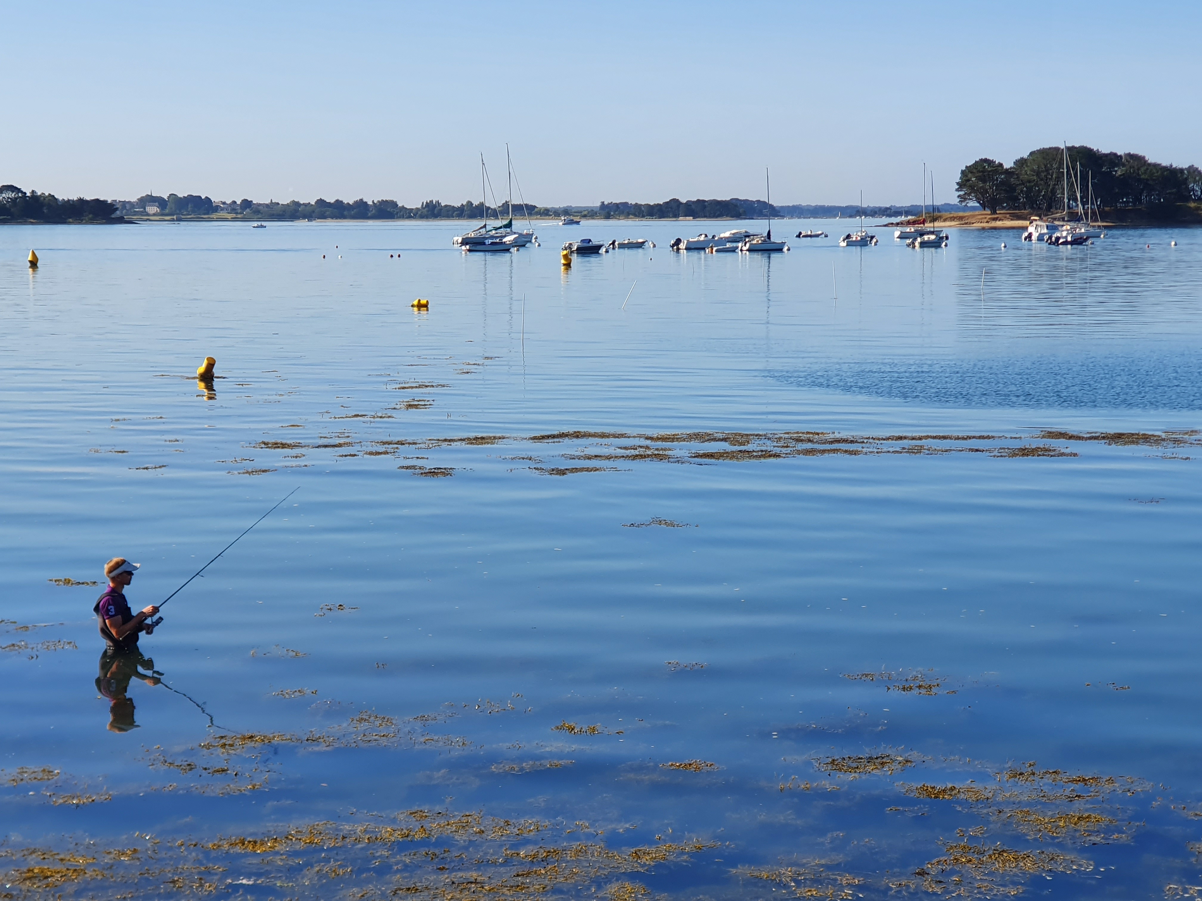 Les waders sont un accessoire indispensable pour pouvoir prospecter un maximum de spots lorsque l'on pêche du bord.