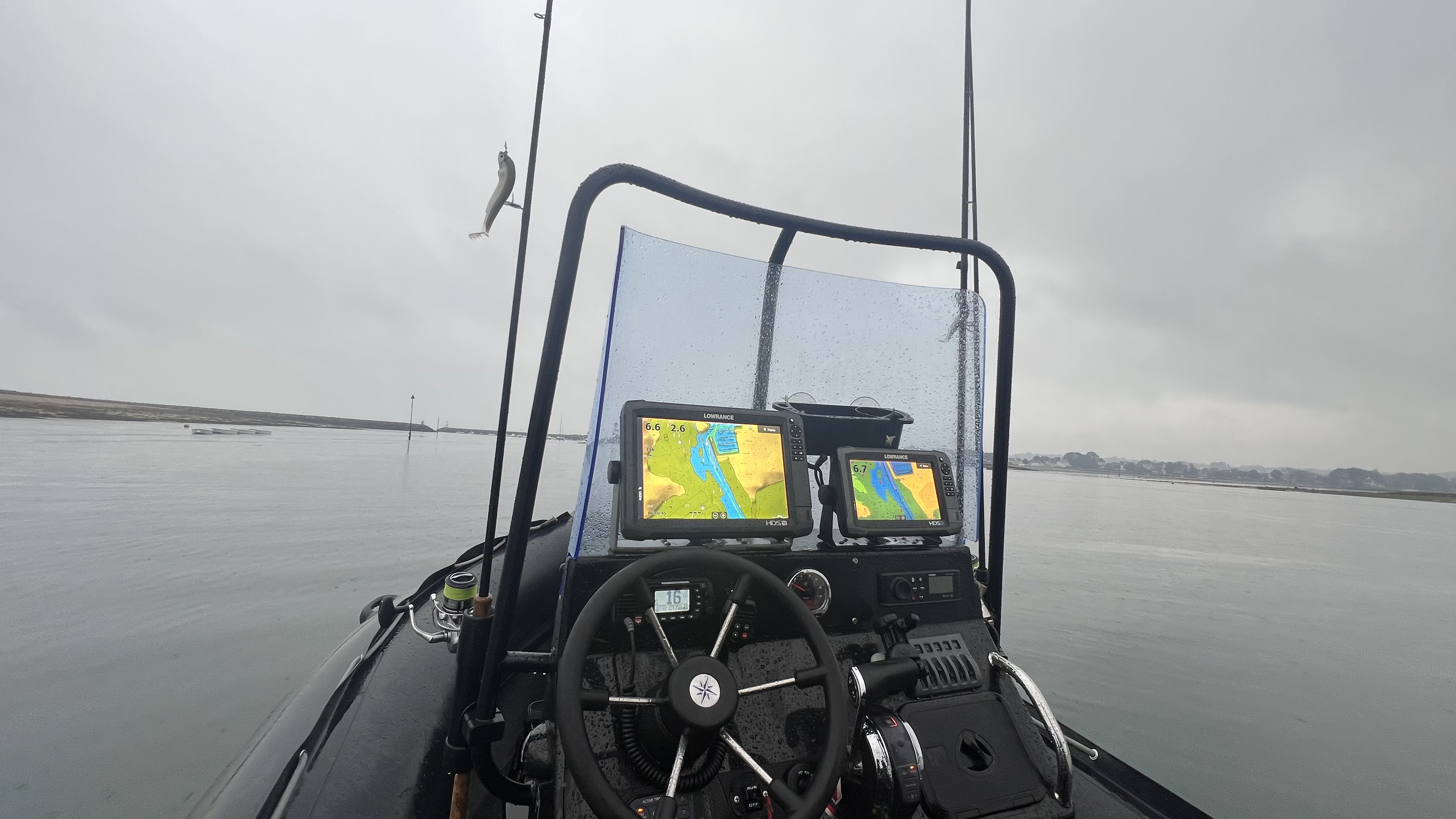 console de bateau avec gps 