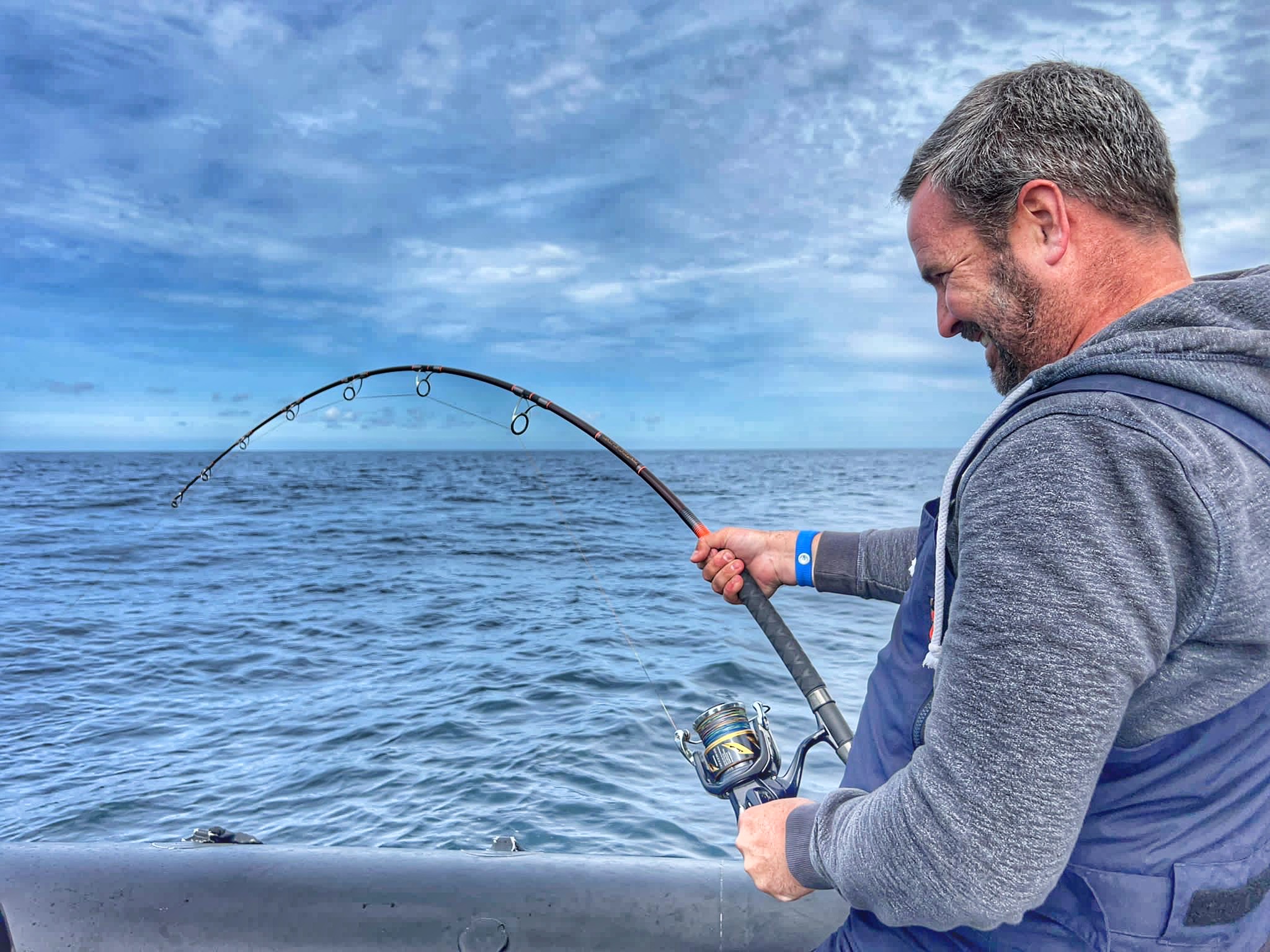 pêcheur en combat avec un thon rouge