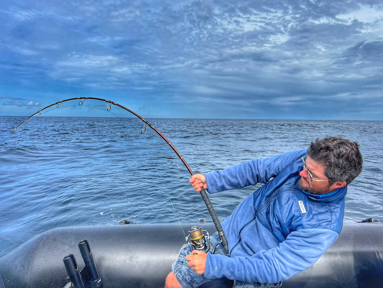 pêcheur en combat avec un thon rouge