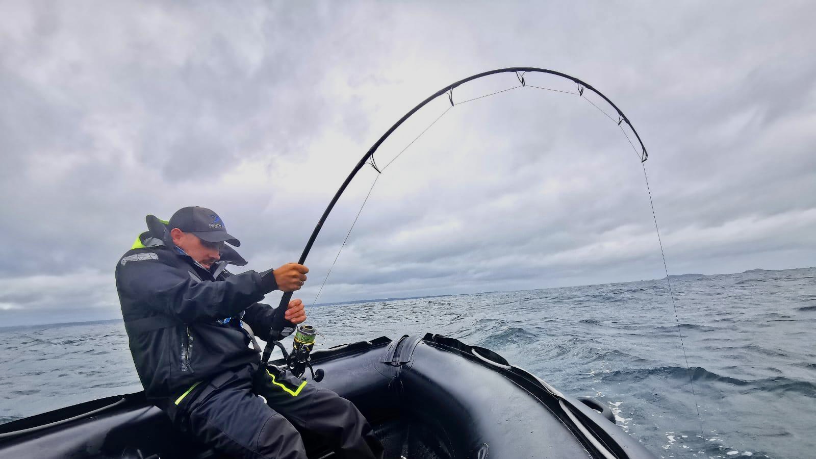 Pêcheur en combat avec thon rouge