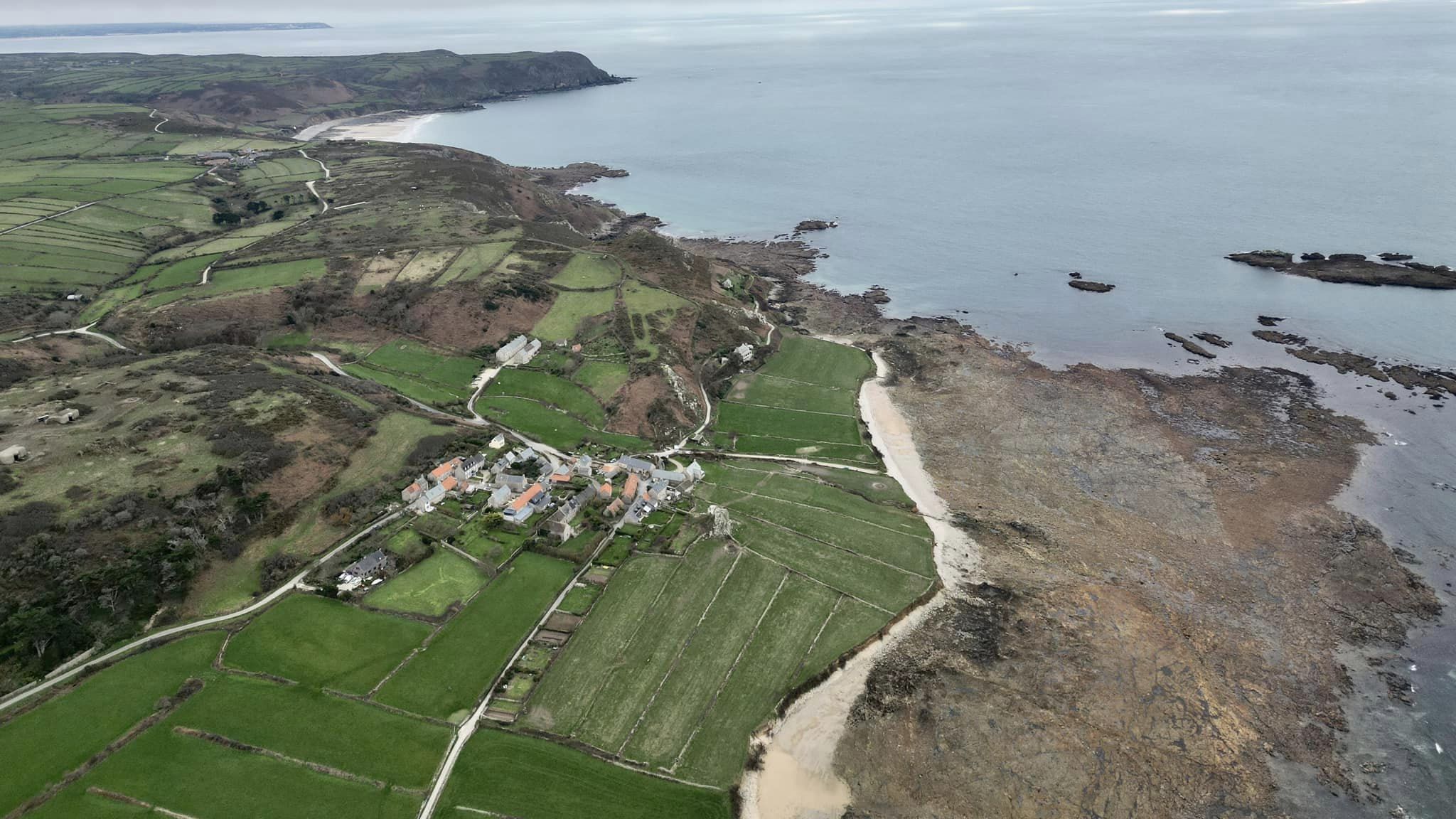 Depuis le 5 septembre, les pêcheurs de la manche et de la mer du nord ont pu reprendre le chemin de la côte avec l'espoir de capturer et conserver un bar de plus de 42cm.