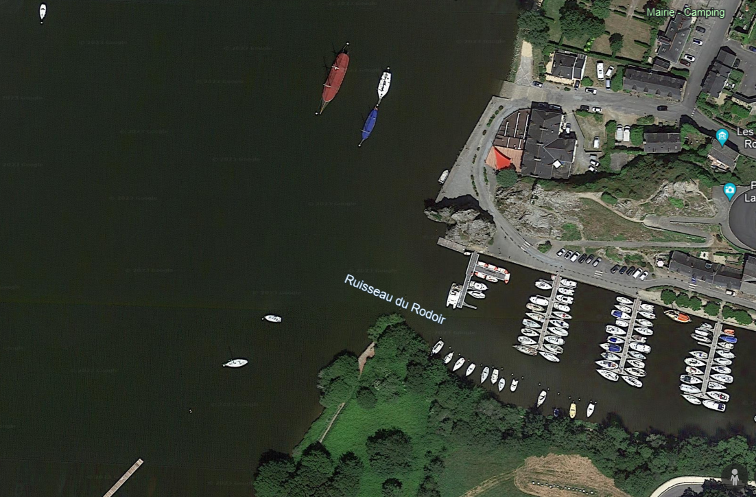 A l'aide de google earth vous pourrez facilement identifier des spots potentiels. Comme ici une entrée de port.