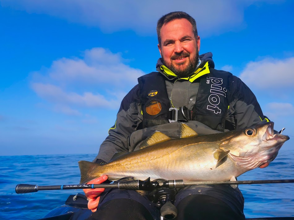 Pêcheur avec lieu jaune