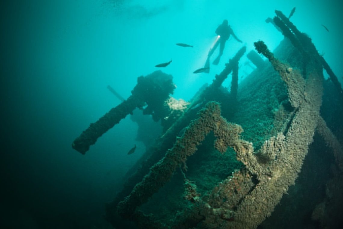 plongeur sous marin sur épave