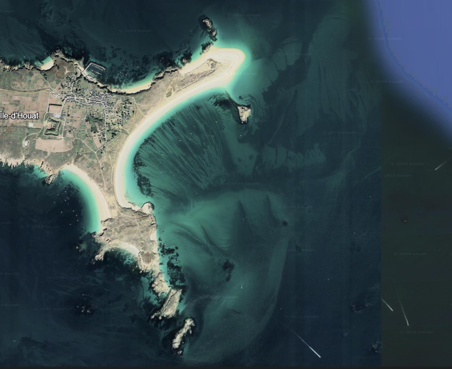 A l'est de l'île réside une longue plage de sable fin de forme convexe. Il en existe moins de 10 dans le monde !